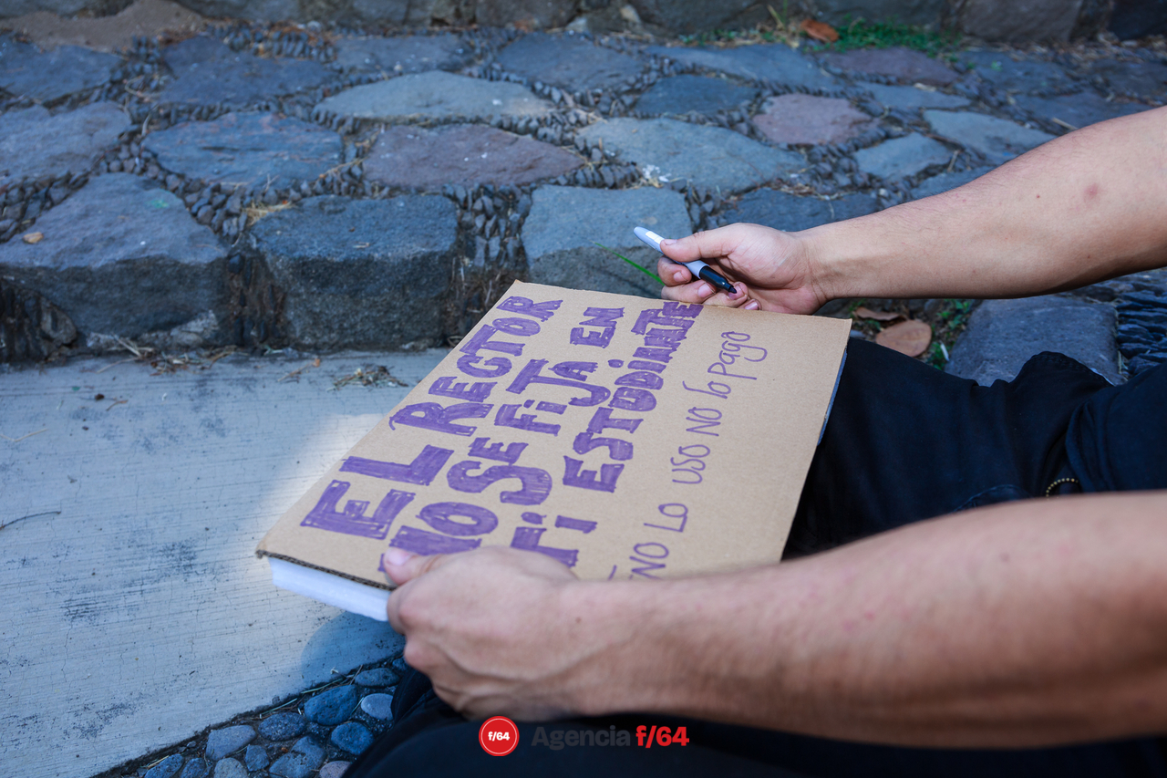 Protestan estudiantes ante el cobro de talleres y laboratorios