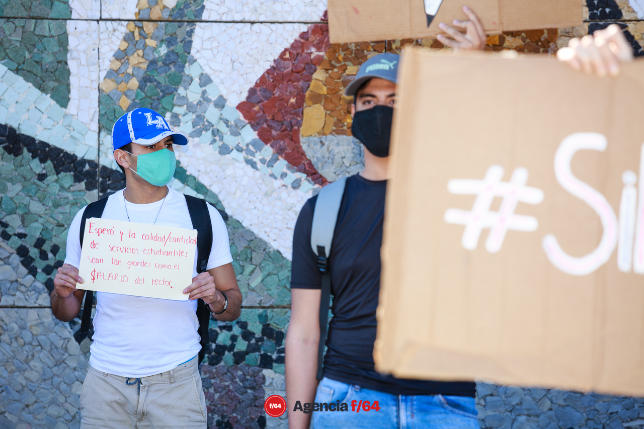 Dentro de los carteles también hubo reclamos a los salarios y pensiones de funcionarios de la Universidad de Colima.
