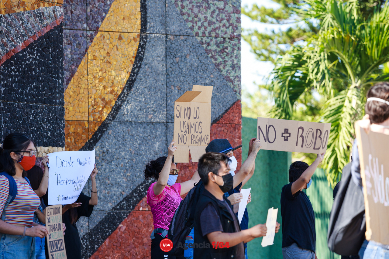 La manifestación fue pacífica y congregó a unos 50 estudiantes inconformes.