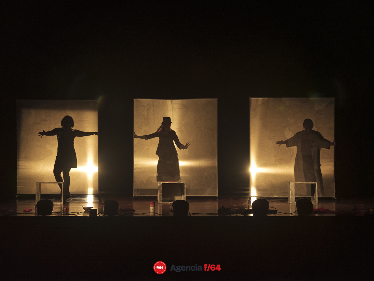 Exiliadas de la Gloria.
Flor Larios, Nadia Flores y Lupita Chávez.
Cuatro Milpas Teatro.

Foto: Mario Chávez