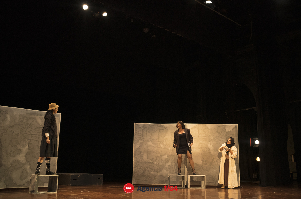 Exiliadas de la Gloria.
Flor Larios, Nadia Flores y Lupita Chávez.
Cuatro Milpas Teatro.

Foto: Mario Chávez