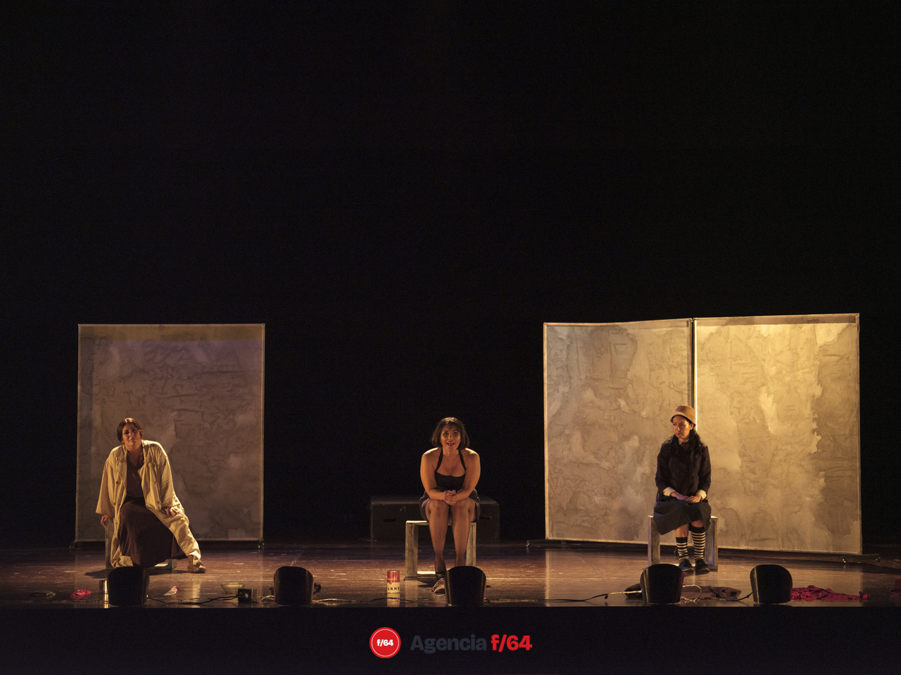 Exiliadas de la Gloria.
Flor Larios, Nadia Flores y Lupita Chávez.
Cuatro Milpas Teatro.

Foto: Mario Chávez