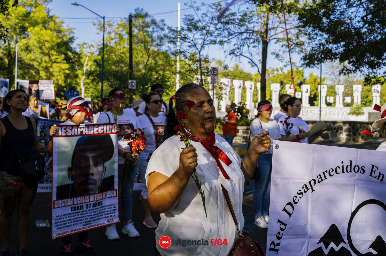 Este 13 de mayo integrantes de la Red de Desaparecidos Colima, familiares, amigos y sociedad en general se dieron cita en la Plaza de las y los Desaparecidos sobre Av. Pedro Galván para posteriormente avanzar en contingente sobre Calle Madero hasta llegar al Jardín Libertad donde se realizó un pronunciamiento.