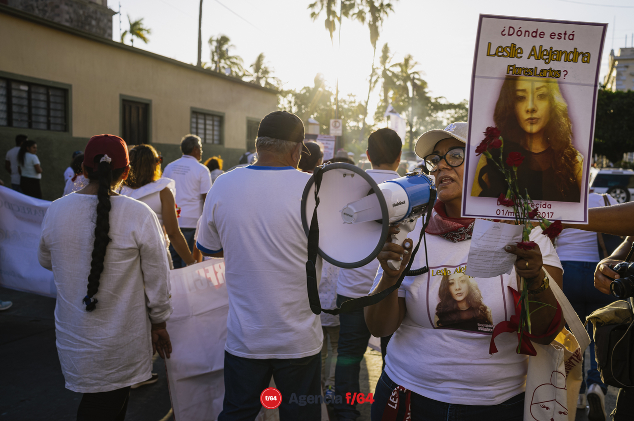 Este 13 de mayo integrantes de la Red de Desaparecidos Colima, familiares, amigos y sociedad en general se dieron cita en la Plaza de las y los Desaparecidos sobre Av. Pedro Galván para posteriormente avanzar en contingente sobre Calle Madero hasta llegar al Jardín Libertad donde se realizó un pronunciamiento.