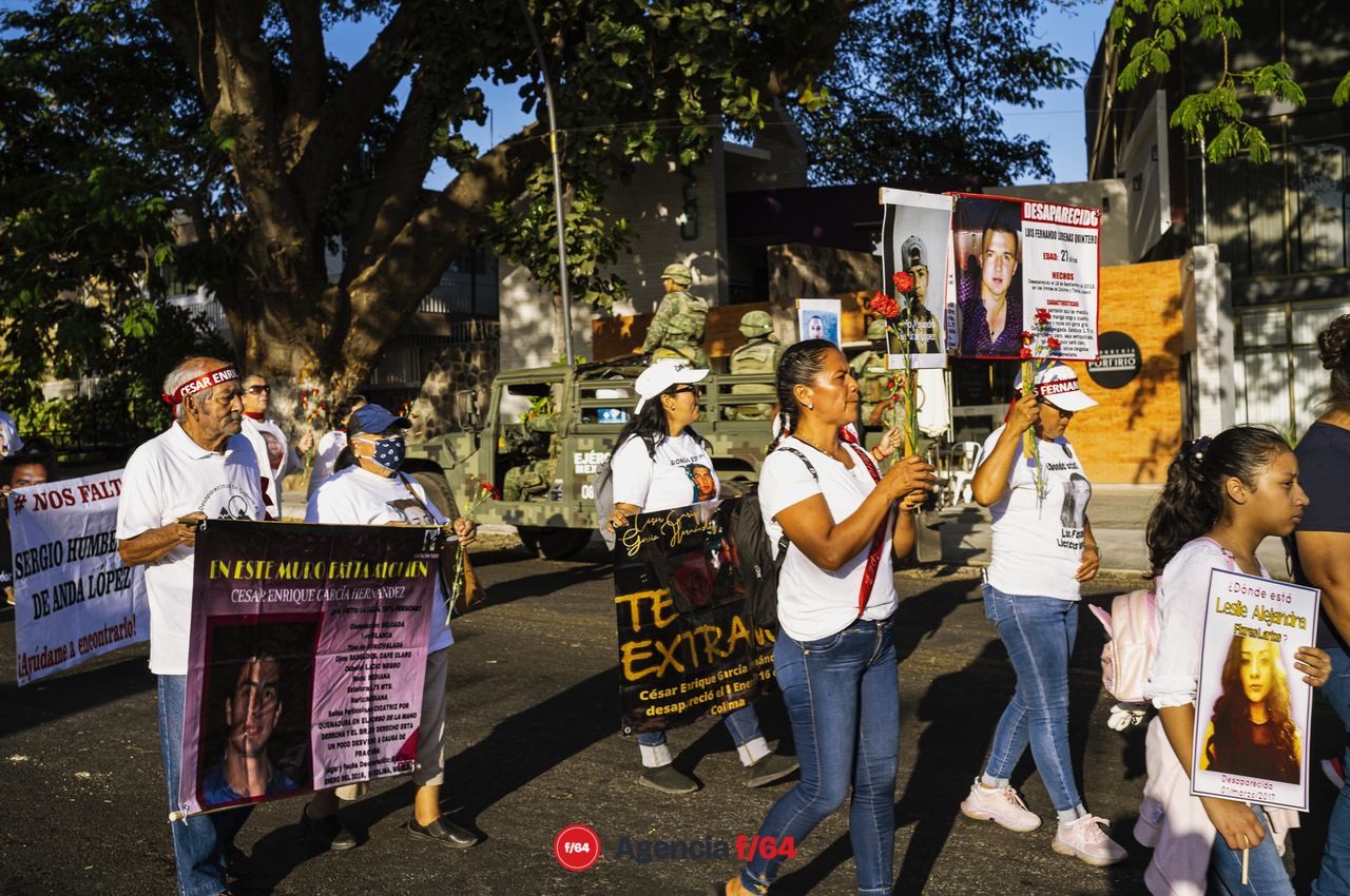 Este 13 de mayo integrantes de la Red de Desaparecidos Colima, familiares, amigos y sociedad en general se dieron cita en la Plaza de las y los Desaparecidos sobre Av. Pedro Galván para posteriormente avanzar en contingente sobre Calle Madero hasta llegar al Jardín Libertad donde se realizó un pronunciamiento.