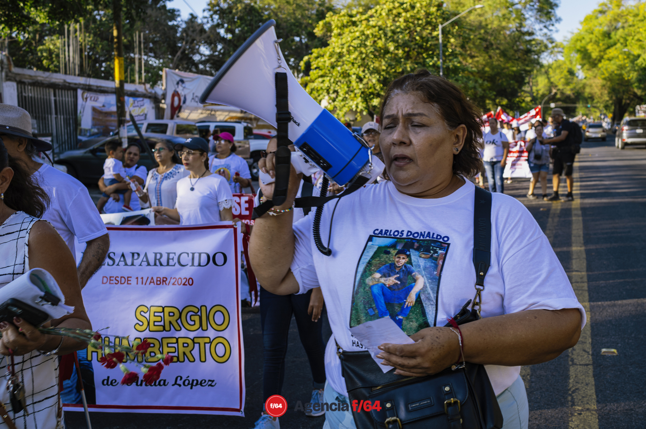 Este 13 de mayo integrantes de la Red de Desaparecidos Colima, familiares, amigos y sociedad en general se dieron cita en la Plaza de las y los Desaparecidos sobre Av. Pedro Galván para posteriormente avanzar en contingente sobre Calle Madero hasta llegar al Jardín Libertad donde se realizó un pronunciamiento.