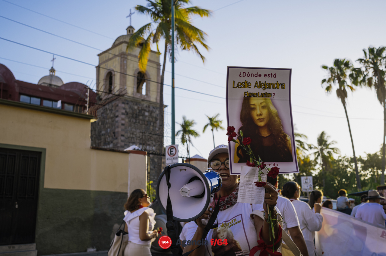 Este 13 de mayo integrantes de la Red de Desaparecidos Colima, familiares, amigos y sociedad en general se dieron cita en la Plaza de las y los Desaparecidos sobre Av. Pedro Galván para posteriormente avanzar en contingente sobre Calle Madero hasta llegar al Jardín Libertad donde se realizó un pronunciamiento.