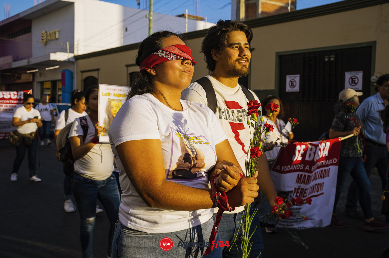 Este 13 de mayo integrantes de la Red de Desaparecidos Colima, familiares, amigos y sociedad en general se dieron cita en la Plaza de las y los Desaparecidos sobre Av. Pedro Galván para posteriormente avanzar en contingente sobre Calle Madero hasta llegar al Jardín Libertad donde se realizó un pronunciamiento.