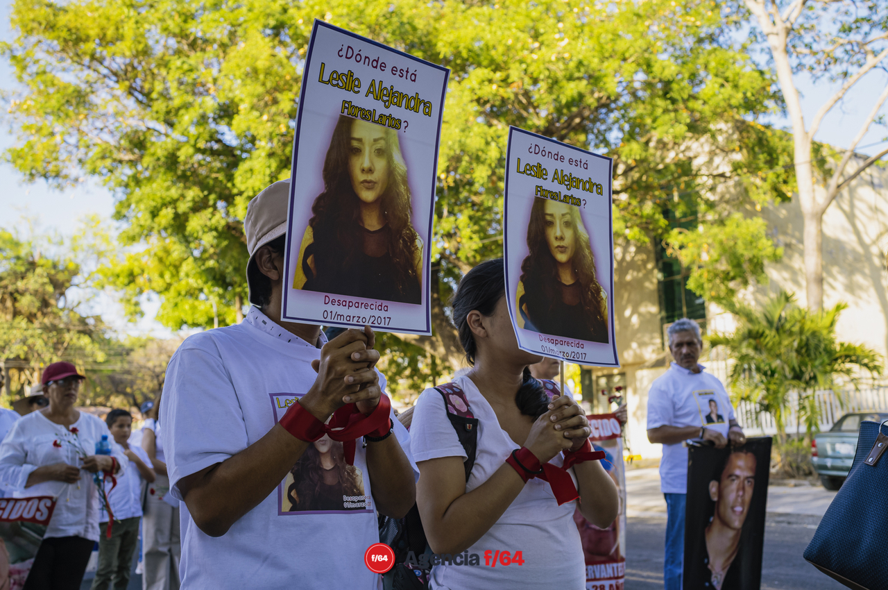 Este 13 de mayo integrantes de la Red de Desaparecidos Colima, familiares, amigos y sociedad en general se dieron cita en la Plaza de las y los Desaparecidos sobre Av. Pedro Galván para posteriormente avanzar en contingente sobre Calle Madero hasta llegar al Jardín Libertad donde se realizó un pronunciamiento.