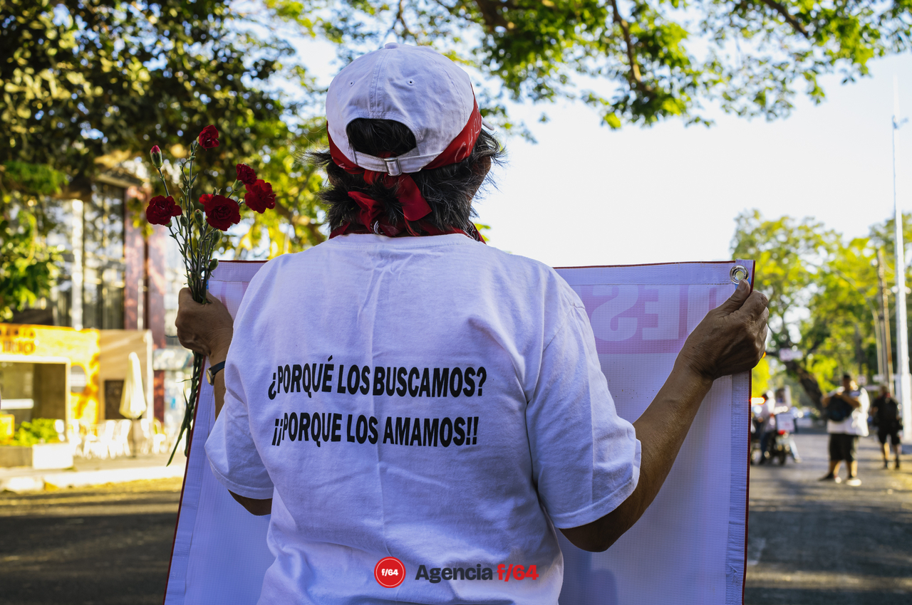 Este 13 de mayo integrantes de la Red de Desaparecidos Colima, familiares, amigos y sociedad en general se dieron cita en la Plaza de las y los Desaparecidos sobre Av. Pedro Galván para posteriormente avanzar en contingente sobre Calle Madero hasta llegar al Jardín Libertad donde se realizó un pronunciamiento.
