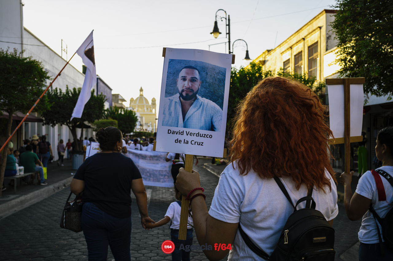 Este 13 de mayo integrantes de la Red de Desaparecidos Colima, familiares, amigos y sociedad en general se dieron cita en la Plaza de las y los Desaparecidos sobre Av. Pedro Galván para posteriormente avanzar en contingente sobre Calle Madero hasta llegar al Jardín Libertad donde se realizó un pronunciamiento.