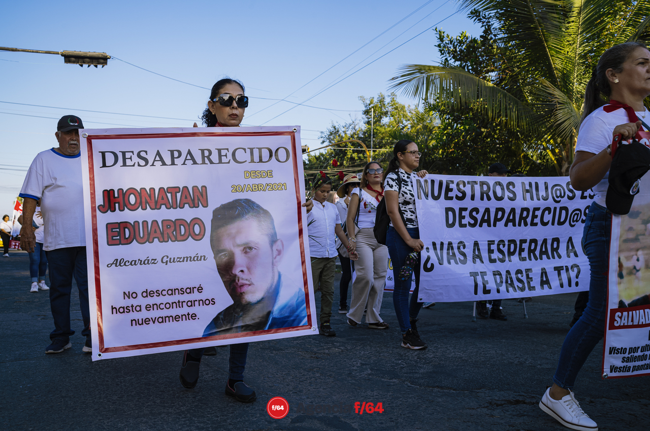 Este 13 de mayo integrantes de la Red de Desaparecidos Colima, familiares, amigos y sociedad en general se dieron cita en la Plaza de las y los Desaparecidos sobre Av. Pedro Galván para posteriormente avanzar en contingente sobre Calle Madero hasta llegar al Jardín Libertad donde se realizó un pronunciamiento.