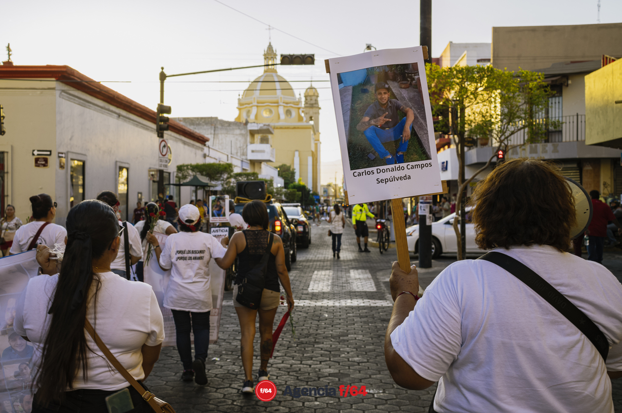 Este 13 de mayo integrantes de la Red de Desaparecidos Colima, familiares, amigos y sociedad en general se dieron cita en la Plaza de las y los Desaparecidos sobre Av. Pedro Galván para posteriormente avanzar en contingente sobre Calle Madero hasta llegar al Jardín Libertad donde se realizó un pronunciamiento.