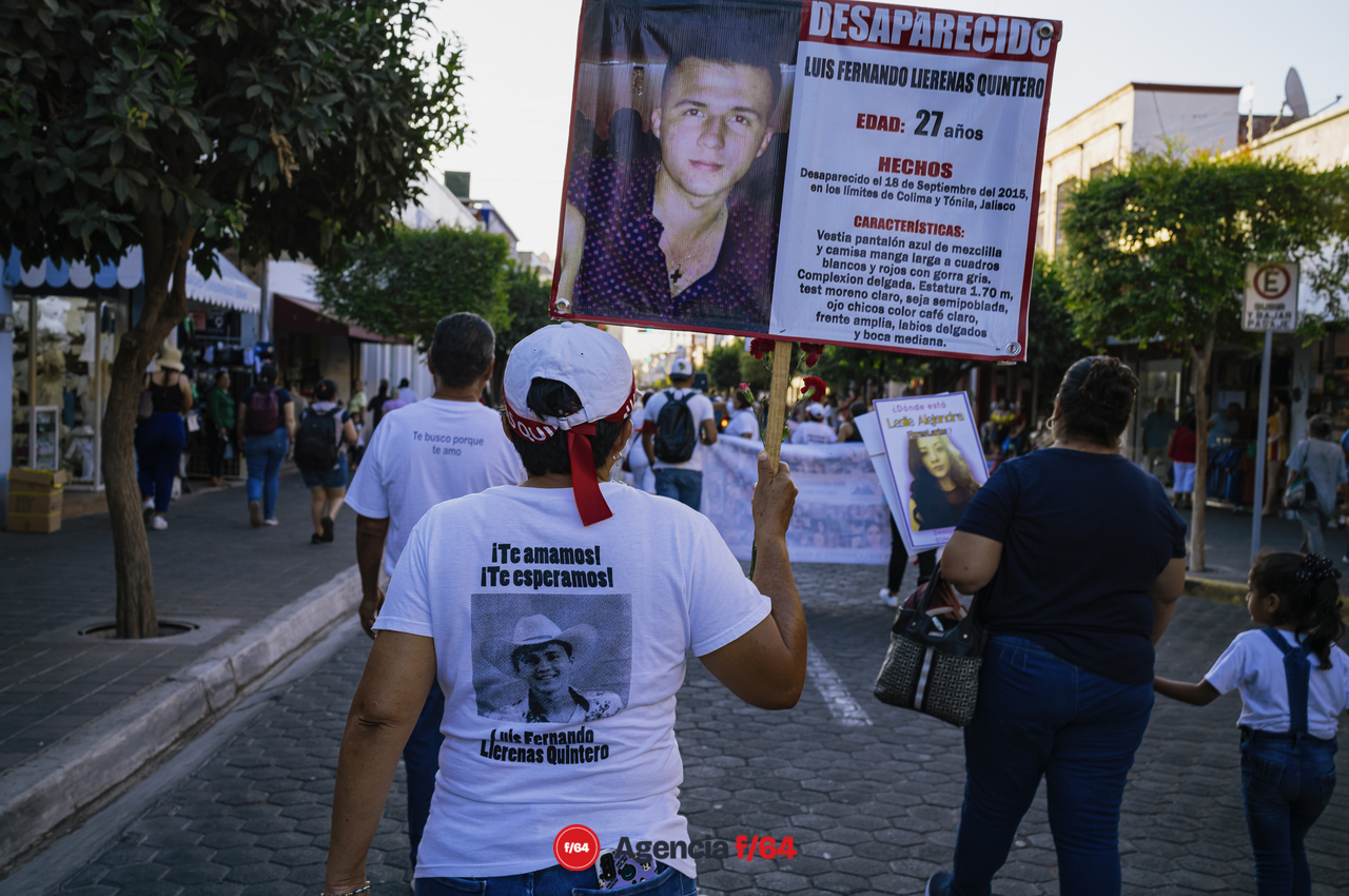 Este 13 de mayo integrantes de la Red de Desaparecidos Colima, familiares, amigos y sociedad en general se dieron cita en la Plaza de las y los Desaparecidos sobre Av. Pedro Galván para posteriormente avanzar en contingente sobre Calle Madero hasta llegar al Jardín Libertad donde se realizó un pronunciamiento.