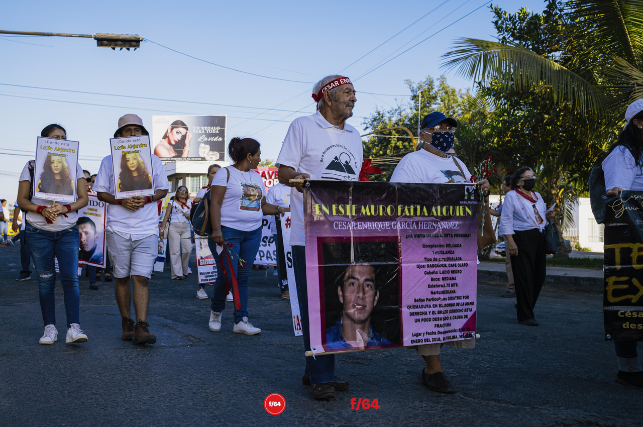 Este 13 de mayo integrantes de la Red de Desaparecidos Colima, familiares, amigos y sociedad en general se dieron cita en la Plaza de las y los Desaparecidos sobre Av. Pedro Galván para posteriormente avanzar en contingente sobre Calle Madero hasta llegar al Jardín Libertad donde se realizó un pronunciamiento.