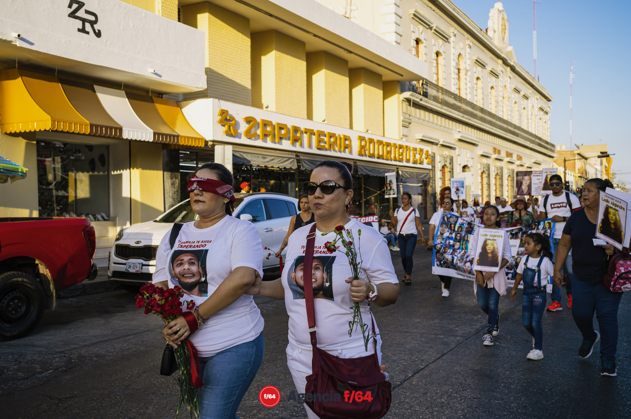 Este 13 de mayo integrantes de la Red de Desaparecidos Colima, familiares, amigos y sociedad en general se dieron cita en la Plaza de las y los Desaparecidos sobre Av. Pedro Galván para posteriormente avanzar en contingente sobre Calle Madero hasta llegar al Jardín Libertad donde se realizó un pronunciamiento.