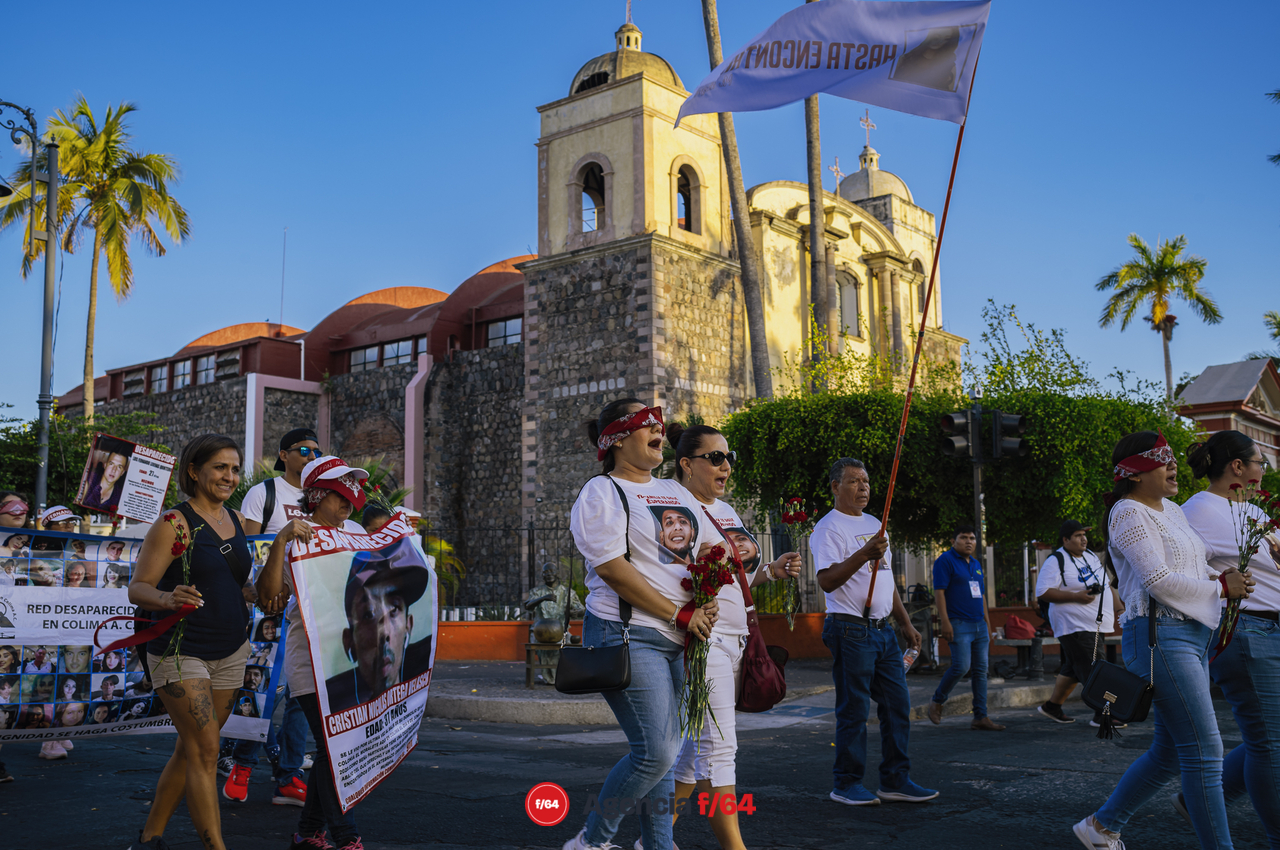 Este 13 de mayo integrantes de la Red de Desaparecidos Colima, familiares, amigos y sociedad en general se dieron cita en la Plaza de las y los Desaparecidos sobre Av. Pedro Galván para posteriormente avanzar en contingente sobre Calle Madero hasta llegar al Jardín Libertad donde se realizó un pronunciamiento.