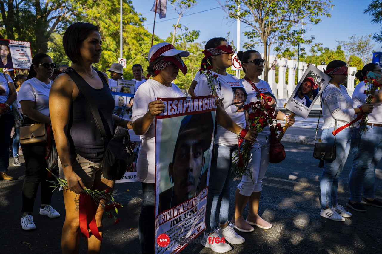 Este 13 de mayo integrantes de la Red de Desaparecidos Colima, familiares, amigos y sociedad en general se dieron cita en la Plaza de las y los Desaparecidos sobre Av. Pedro Galván para posteriormente avanzar en contingente sobre Calle Madero hasta llegar al Jardín Libertad donde se realizó un pronunciamiento.