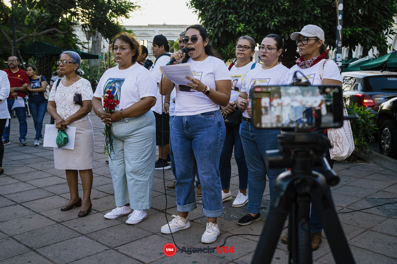 Este 13 de mayo integrantes de la Red de Desaparecidos Colima, familiares, amigos y sociedad en general se dieron cita en la Plaza de las y los Desaparecidos sobre Av. Pedro Galván para posteriormente avanzar en contingente sobre Calle Madero hasta llegar al Jardín Libertad donde se realizó un pronunciamiento.