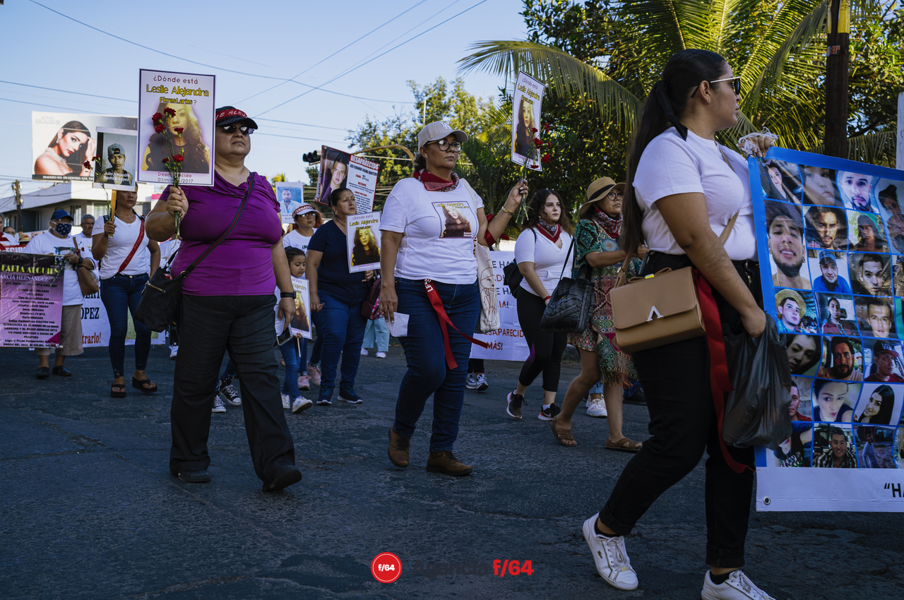 Este 13 de mayo integrantes de la Red de Desaparecidos Colima, familiares, amigos y sociedad en general se dieron cita en la Plaza de las y los Desaparecidos sobre Av. Pedro Galván para posteriormente avanzar en contingente sobre Calle Madero hasta llegar al Jardín Libertad donde se realizó un pronunciamiento.