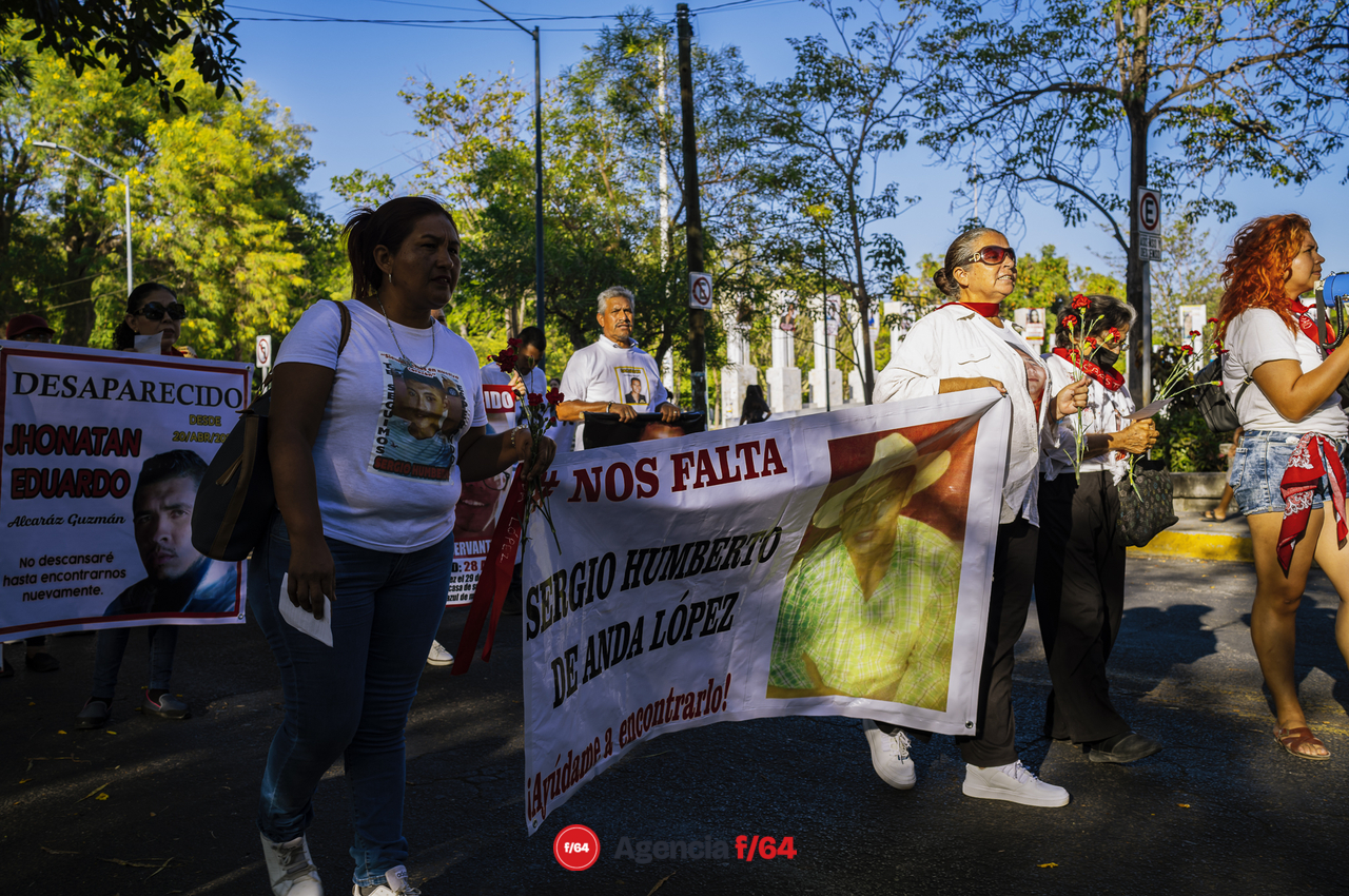 Este 13 de mayo integrantes de la Red de Desaparecidos Colima, familiares, amigos y sociedad en general se dieron cita en la Plaza de las y los Desaparecidos sobre Av. Pedro Galván para posteriormente avanzar en contingente sobre Calle Madero hasta llegar al Jardín Libertad donde se realizó un pronunciamiento.