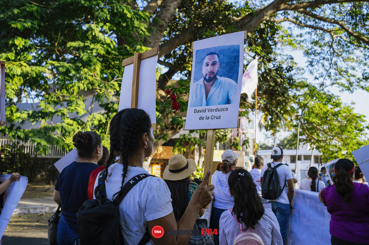 Este 13 de mayo integrantes de la Red de Desaparecidos Colima, familiares, amigos y sociedad en general se dieron cita en la Plaza de las y los Desaparecidos sobre Av. Pedro Galván para posteriormente avanzar en contingente sobre Calle Madero hasta llegar al Jardín Libertad donde se realizó un pronunciamiento.