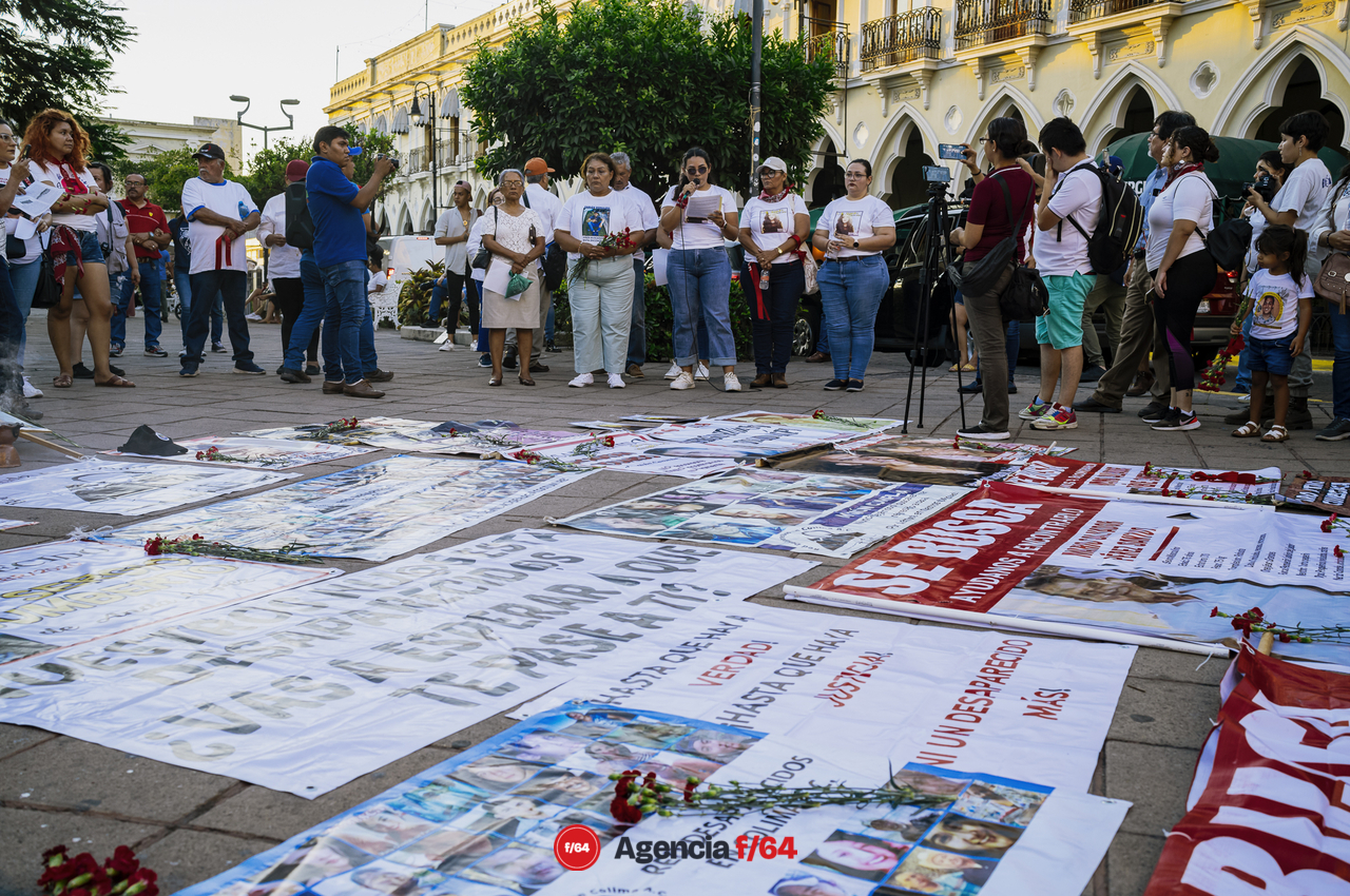Este 13 de mayo integrantes de la Red de Desaparecidos Colima, familiares, amigos y sociedad en general se dieron cita en la Plaza de las y los Desaparecidos sobre Av. Pedro Galván para posteriormente avanzar en contingente sobre Calle Madero hasta llegar al Jardín Libertad donde se realizó un pronunciamiento.