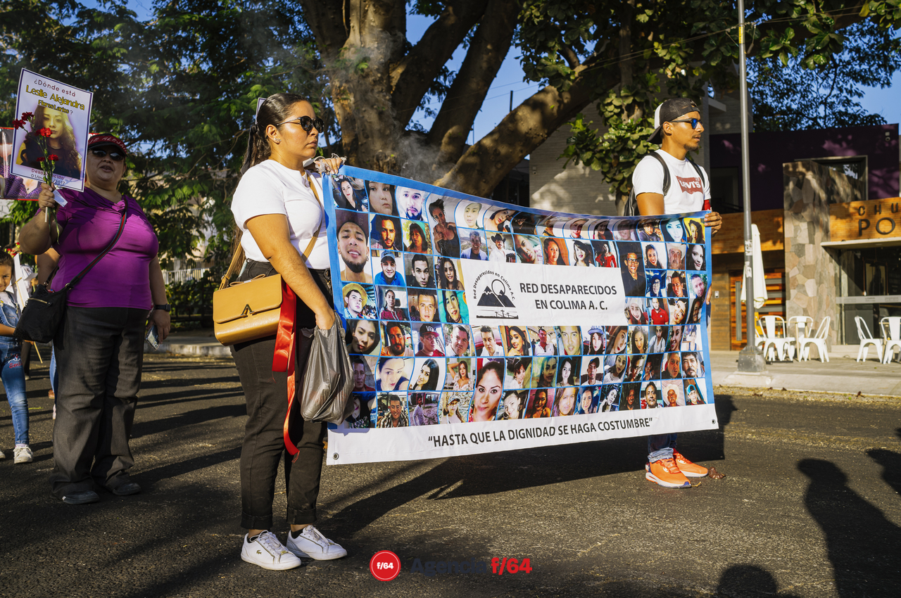 Este 13 de mayo integrantes de la Red de Desaparecidos Colima, familiares, amigos y sociedad en general se dieron cita en la Plaza de las y los Desaparecidos sobre Av. Pedro Galván para posteriormente avanzar en contingente sobre Calle Madero hasta llegar al Jardín Libertad donde se realizó un pronunciamiento.