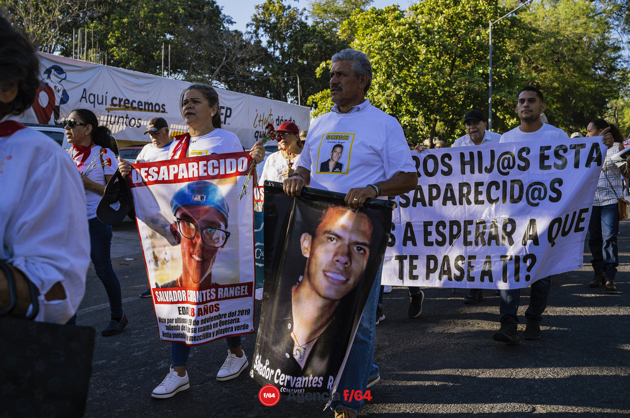 Este 13 de mayo integrantes de la Red de Desaparecidos Colima, familiares, amigos y sociedad en general se dieron cita en la Plaza de las y los Desaparecidos sobre Av. Pedro Galván para posteriormente avanzar en contingente sobre Calle Madero hasta llegar al Jardín Libertad donde se realizó un pronunciamiento.
