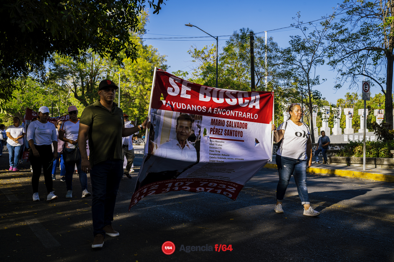 Este 13 de mayo integrantes de la Red de Desaparecidos Colima, familiares, amigos y sociedad en general se dieron cita en la Plaza de las y los Desaparecidos sobre Av. Pedro Galván para posteriormente avanzar en contingente sobre Calle Madero hasta llegar al Jardín Libertad donde se realizó un pronunciamiento.