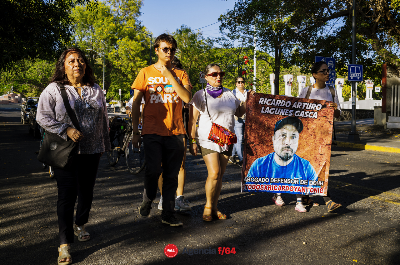 Este 13 de mayo integrantes de la Red de Desaparecidos Colima, familiares, amigos y sociedad en general se dieron cita en la Plaza de las y los Desaparecidos sobre Av. Pedro Galván para posteriormente avanzar en contingente sobre Calle Madero hasta llegar al Jardín Libertad donde se realizó un pronunciamiento.