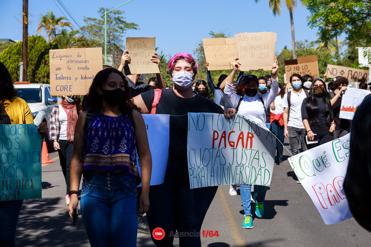Movilización a las puertas cerradas de rectoría de la Universidad de Colima.