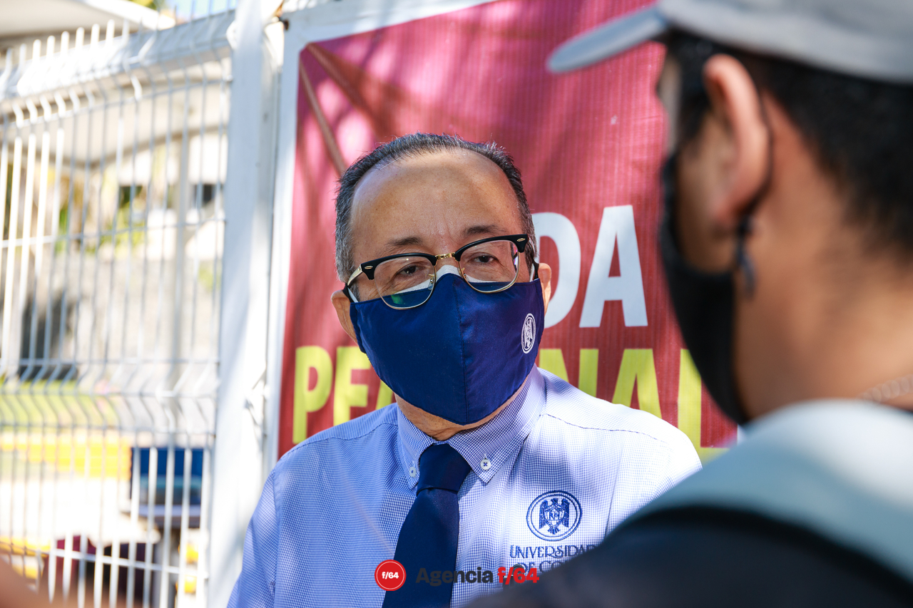Finalmente llegó ante los manifestantes Miguel Ceballos González, secretario de oficialía de partes, quien indicó podía recibir los documentos que los estudiantes pretendían entregar al rector, sin embargo, al cuestionarle cuando podían tener una respuesta por parte de la Universidad, indicó que él no sabía cuando podría pasar.