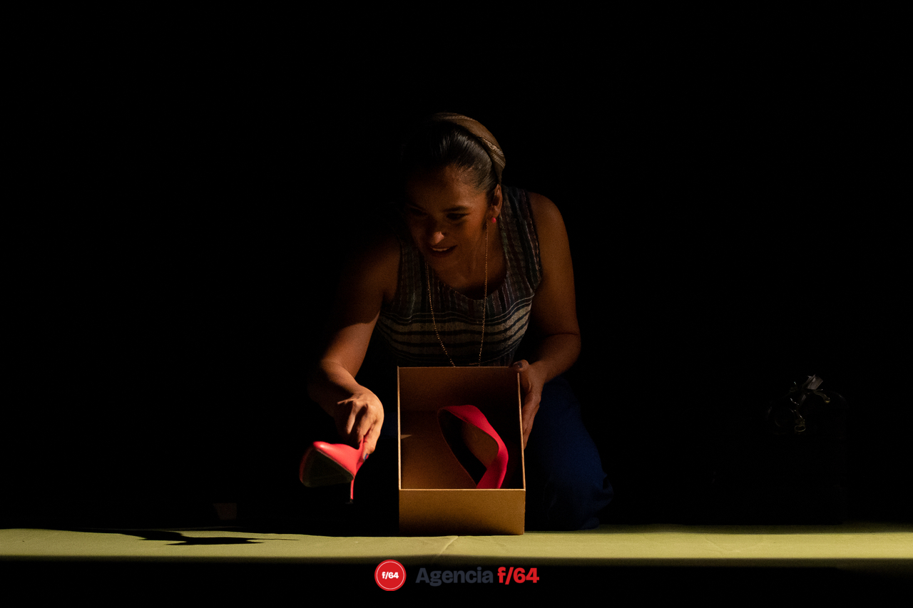 La historia de las cosas.
Tania Hernández.
Colectivo Teatro en Espiral e Inventario Escénico Objetual.
18º Festival de monólogos. Teatro a una sola voz 2023.
Teatro Hidalgo.
Colima, Col.