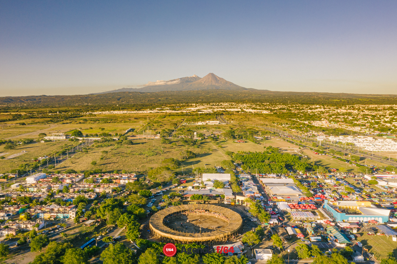 Vista de plaza y los volcanes de Colima.