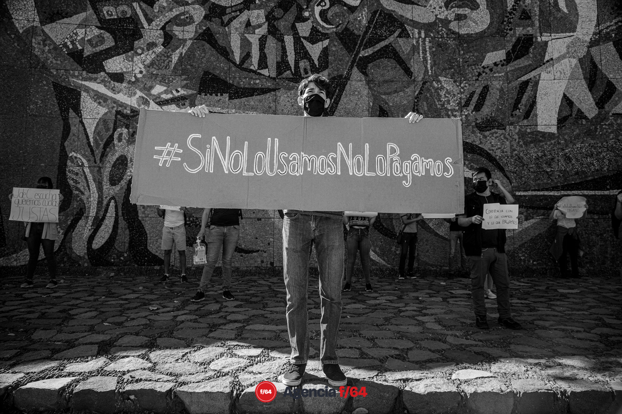 #sinnolousamosnolopagamos fue la consigna que más se escuchó durante la manifestación estudiantil frente a al campus central de la Universidad de Colima. 