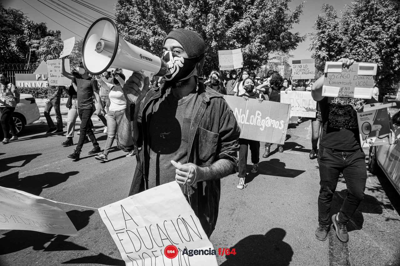 "UDC escucha, queremos cuotas justas" fue el canto de los estudiantes frente a rectoría.