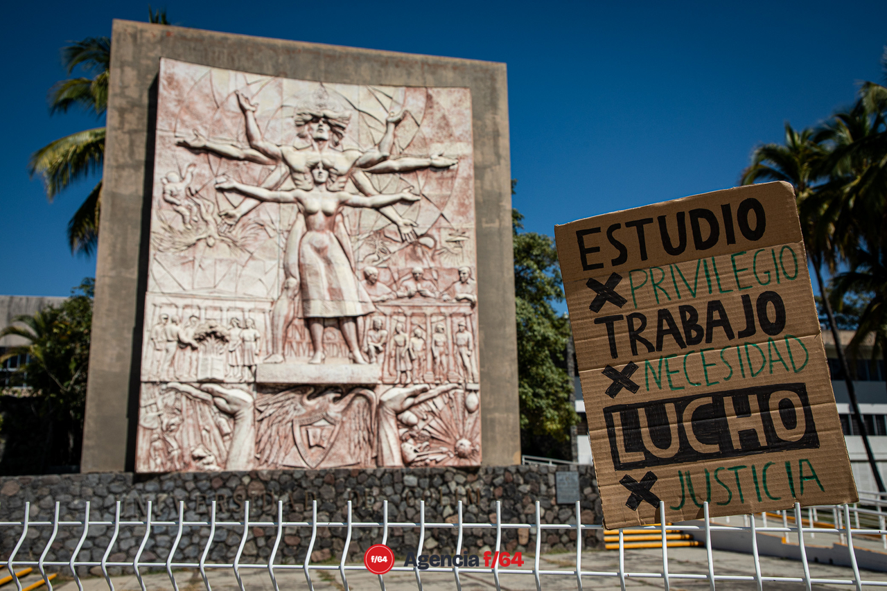 Frente a las instalaciones de la Rectoría de la Universidad de Colima.
