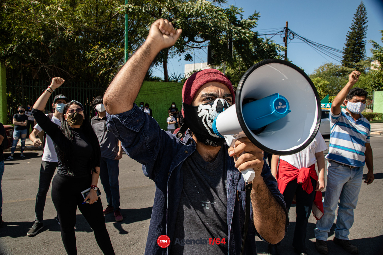 "UDC escucha, queremos cuotas justas" fue el canto de los estudiantes frente a rectoría.