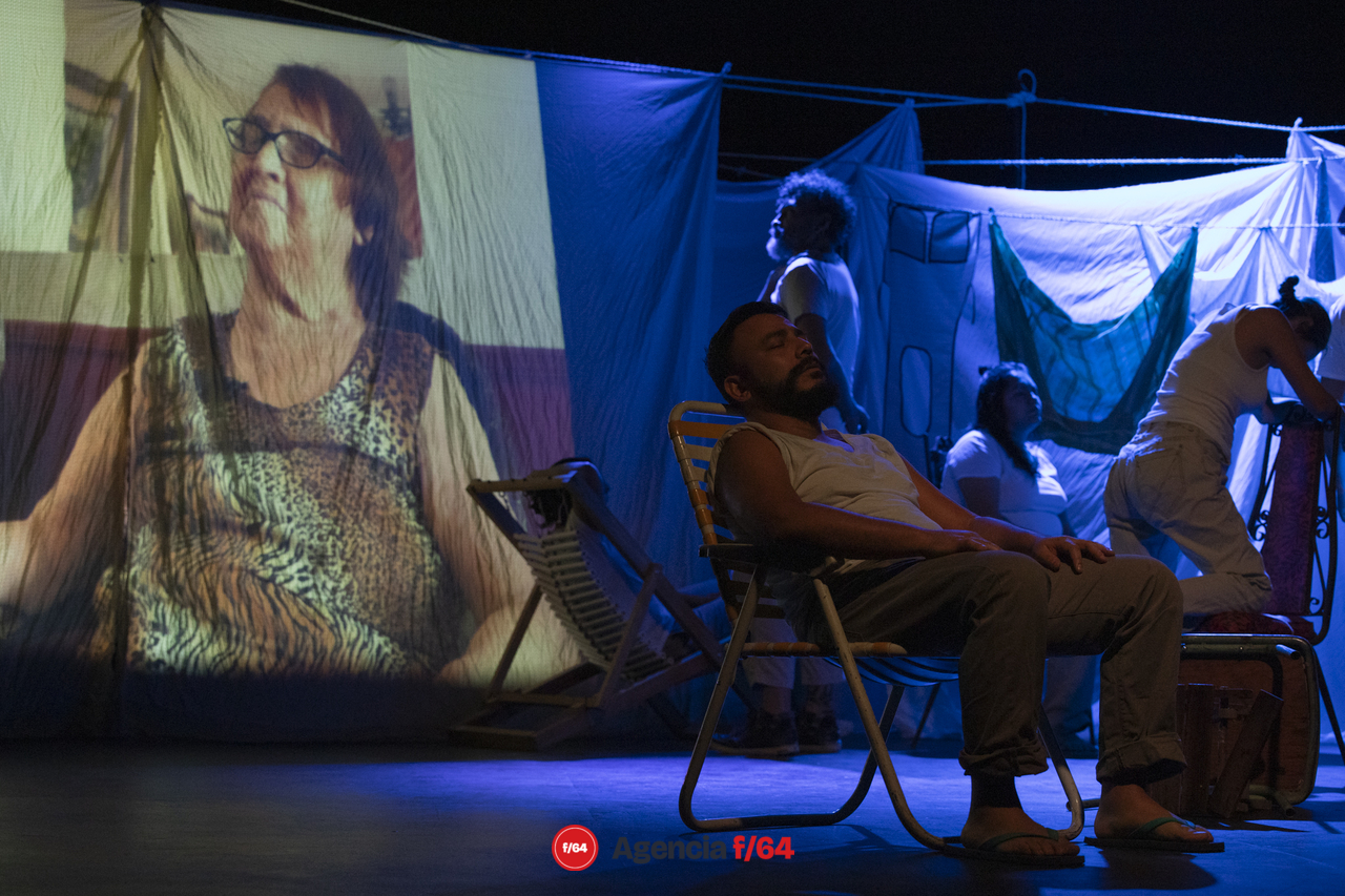 Muy cerca del mar. Instante 1: El Peri.
Dosce la Compañía. 
Teatro Vivian  Blumentel.
43 Muestra Nacional de Teatro
Guadalajara, Jalisco.