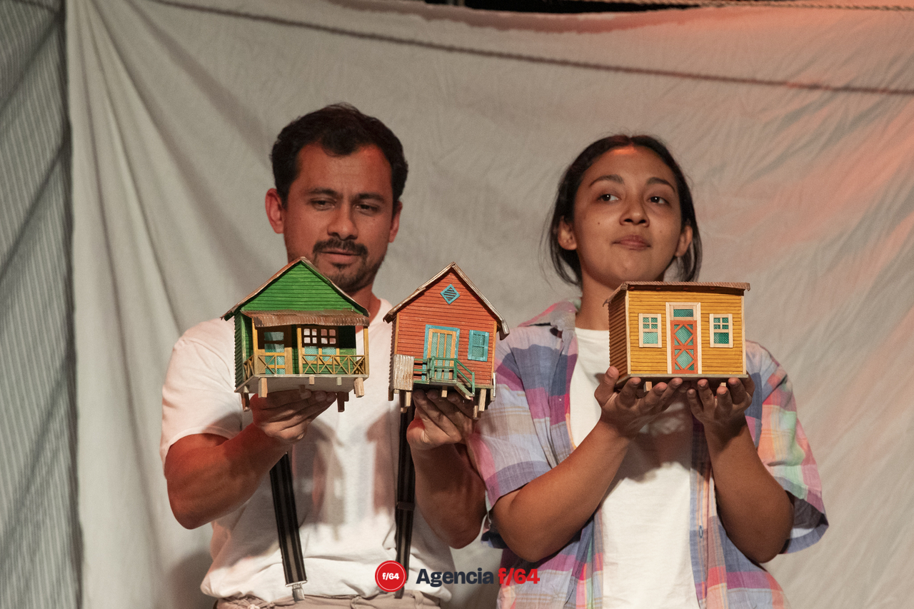 Muy cerca del mar. Instante 1: El Peri.
Dosce la Compañía. 
Teatro Vivian  Blumentel.
43 Muestra Nacional de Teatro
Guadalajara, Jalisco.