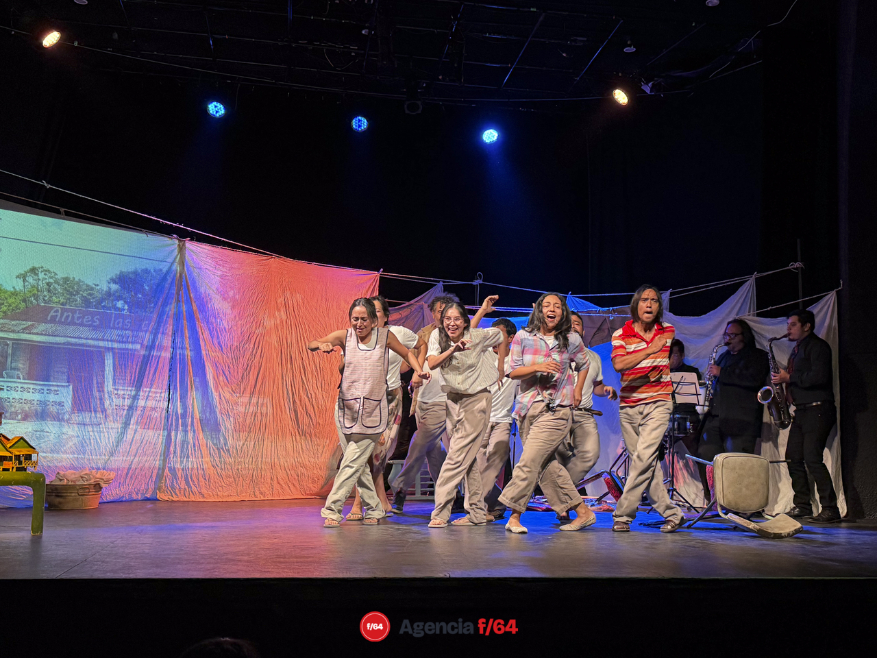 Muy cerca del mar. Instante 1: El Peri.
Dosce la Compañía. 
Teatro Vivian  Blumentel.
43 Muestra Nacional de Teatro
Guadalajara, Jalisco.
