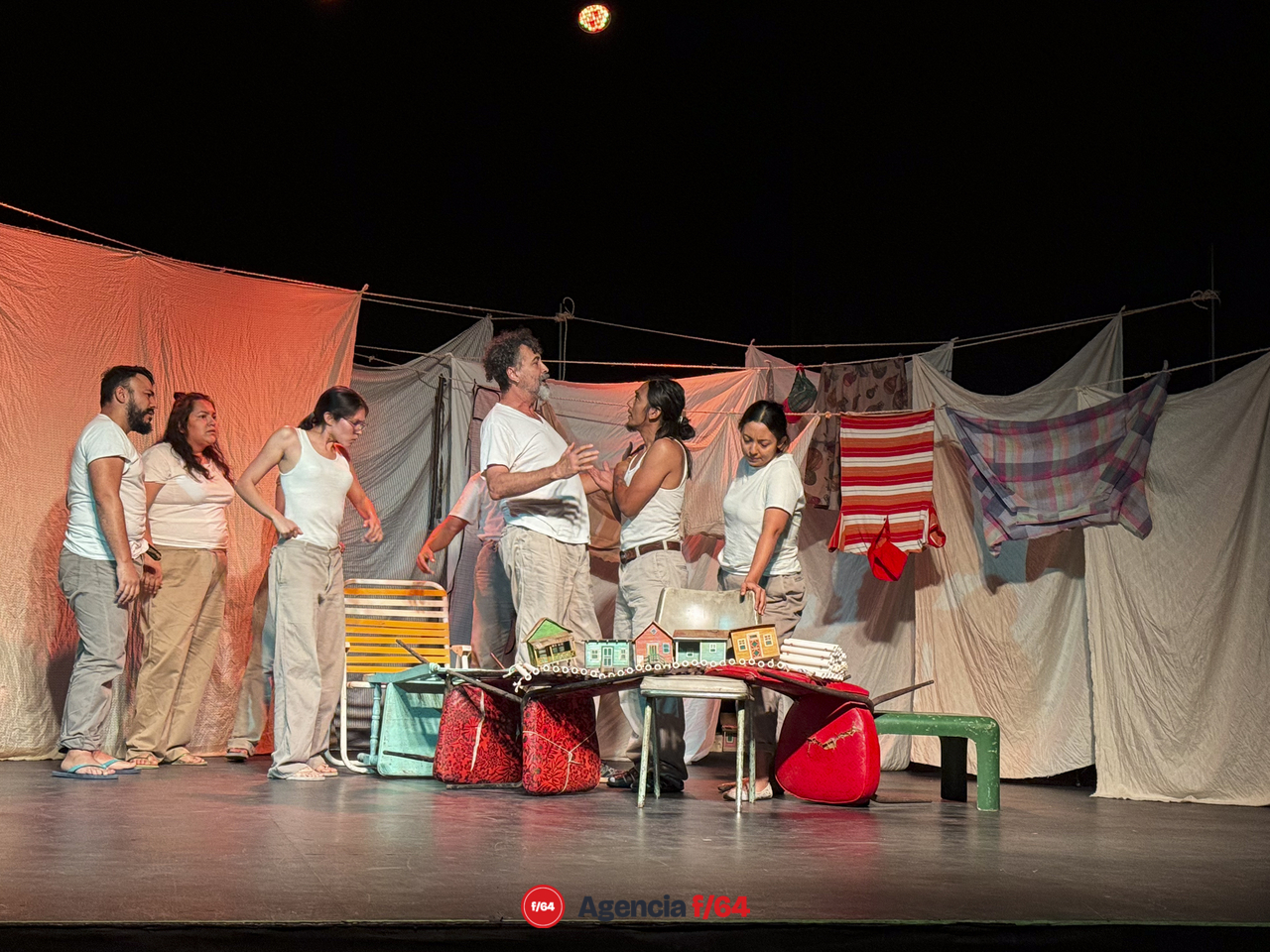 Muy cerca del mar. Instante 1: El Peri.
Dosce la Compañía. 
Teatro Vivian  Blumentel.
43 Muestra Nacional de Teatro
Guadalajara, Jalisco.
