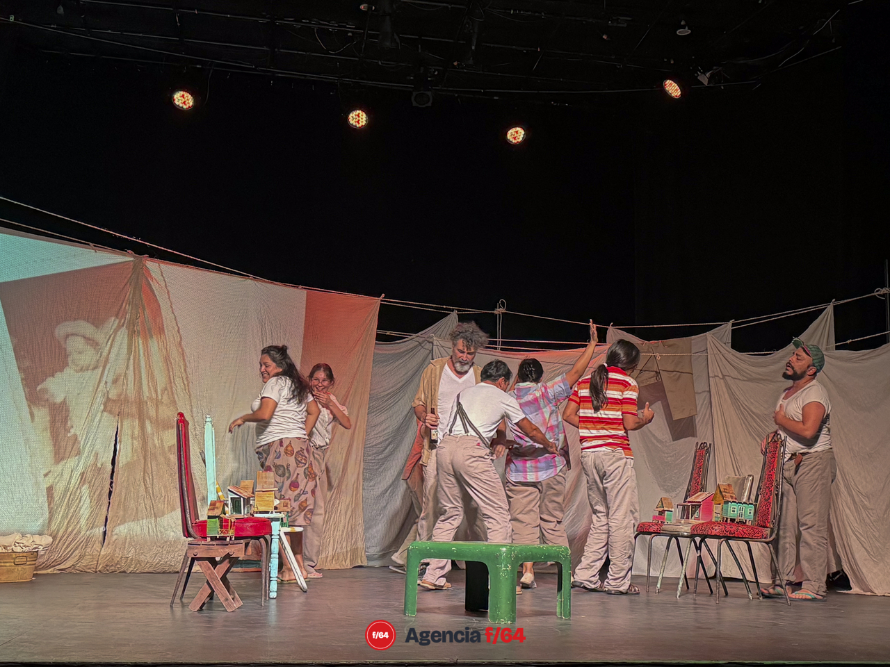 Muy cerca del mar. Instante 1: El Peri.
Dosce la Compañía. 
Teatro Vivian  Blumentel.
43 Muestra Nacional de Teatro
Guadalajara, Jalisco.