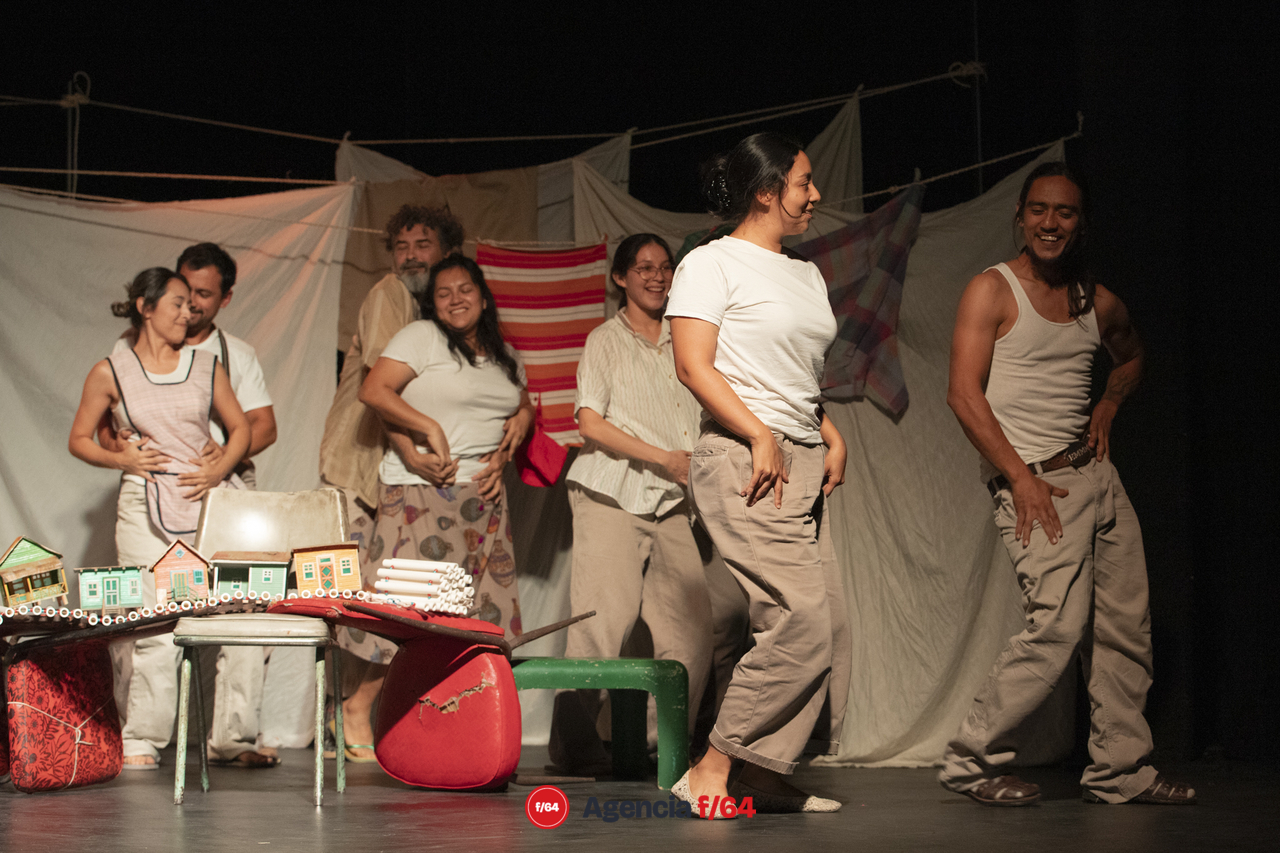 Muy cerca del mar. Instante 1: El Peri.
Dosce la Compañía. 
Teatro Vivian  Blumentel.
43 Muestra Nacional de Teatro
Guadalajara, Jalisco.