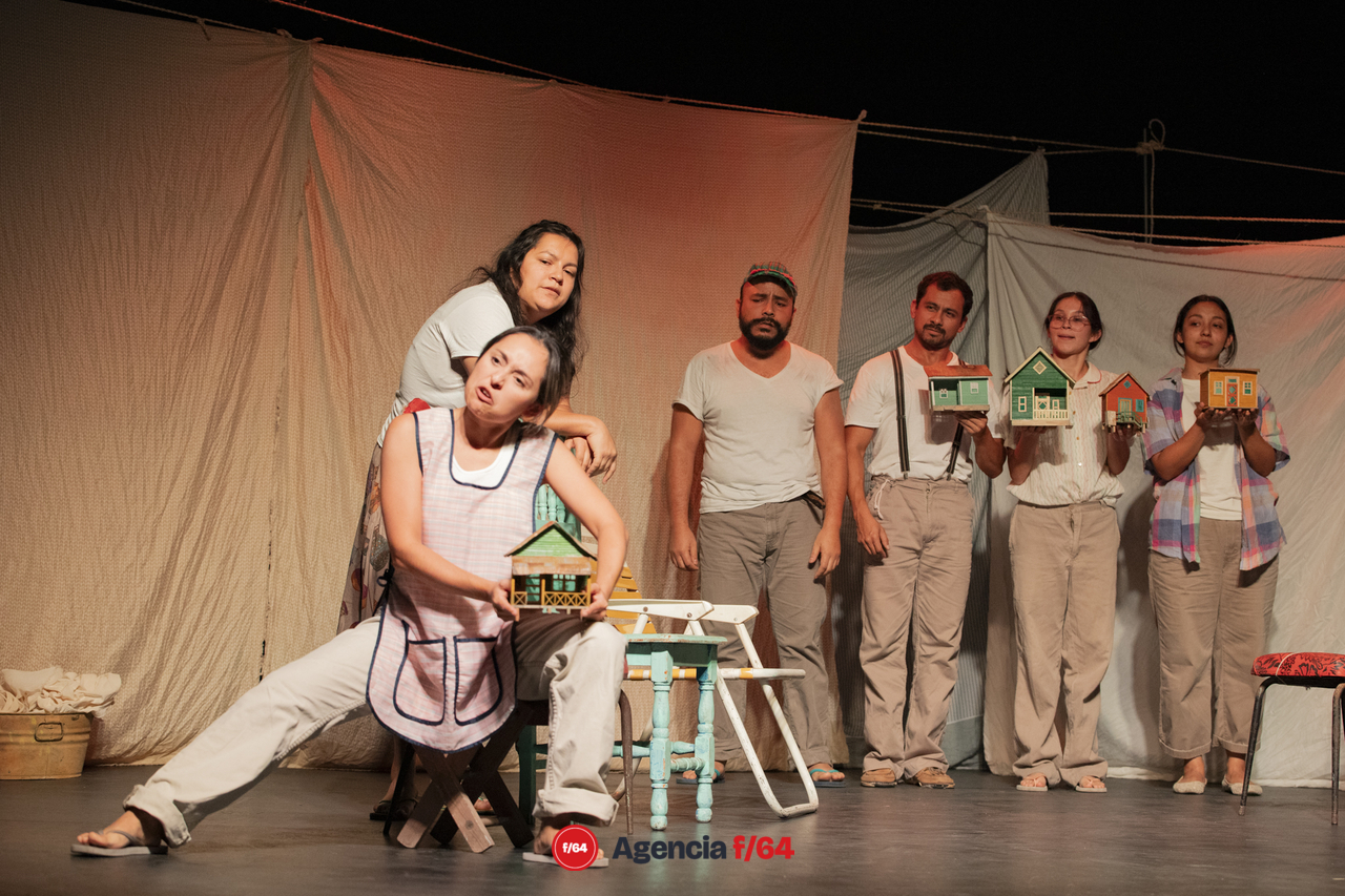 Muy cerca del mar. Instante 1: El Peri.
Dosce la Compañía. 
Teatro Vivian  Blumentel.
43 Muestra Nacional de Teatro
Guadalajara, Jalisco.