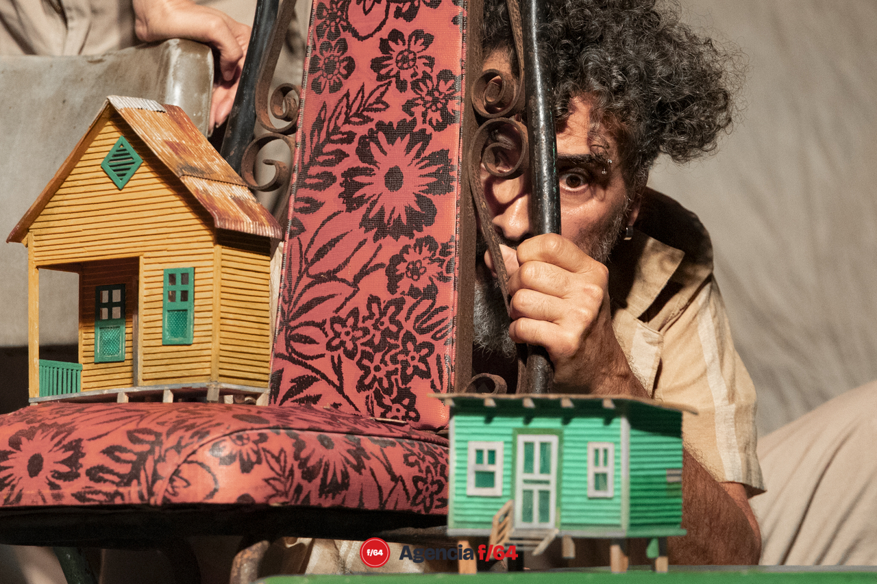 Muy cerca del mar. Instante 1: El Peri.
Dosce la Compañía. 
Teatro Vivian  Blumentel.
43 Muestra Nacional de Teatro
Guadalajara, Jalisco.
