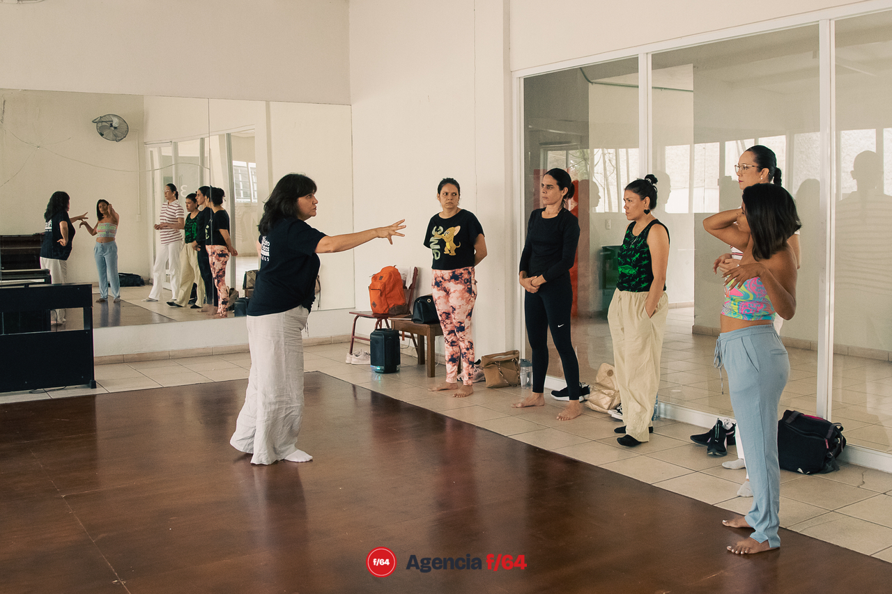 Janet Pinela imparte taller Teatro para mujeres.
