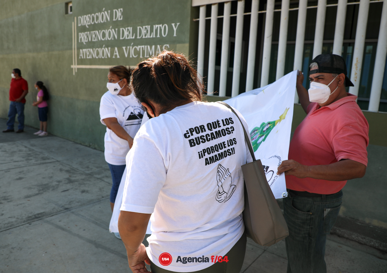 Integrantes de la Red Desaparecidos en Colima en la instalación simbólica del Árbol Navideño “decorado” con múltiples esferas las cuales muestran y honran la memoria de sus Familiares Desaparecidos. 
Ubicación: Edificio de la Dirección de Prevención al Delito y Atención a Víctimas del Municipio de Villa de Alvarez .