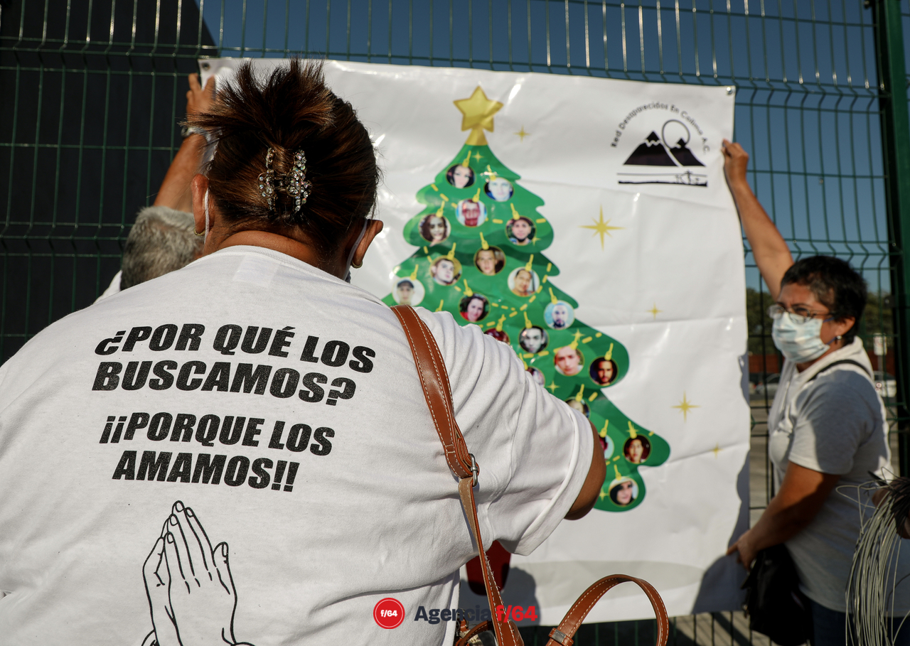 Integrantes de la Red Desaparecidos en Colima en la instalación simbólica del Árbol Navideño “decorado” con múltiples esferas las cuales muestran y honran la memoria de sus Familiares Desaparecidos. Ubicación: Edificio de la Fiscalia General del Estado de Colima. 